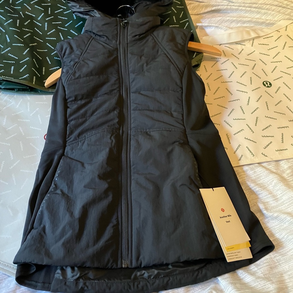 NWT Lululemon Another Mile Vest, Sz 6, BLACK